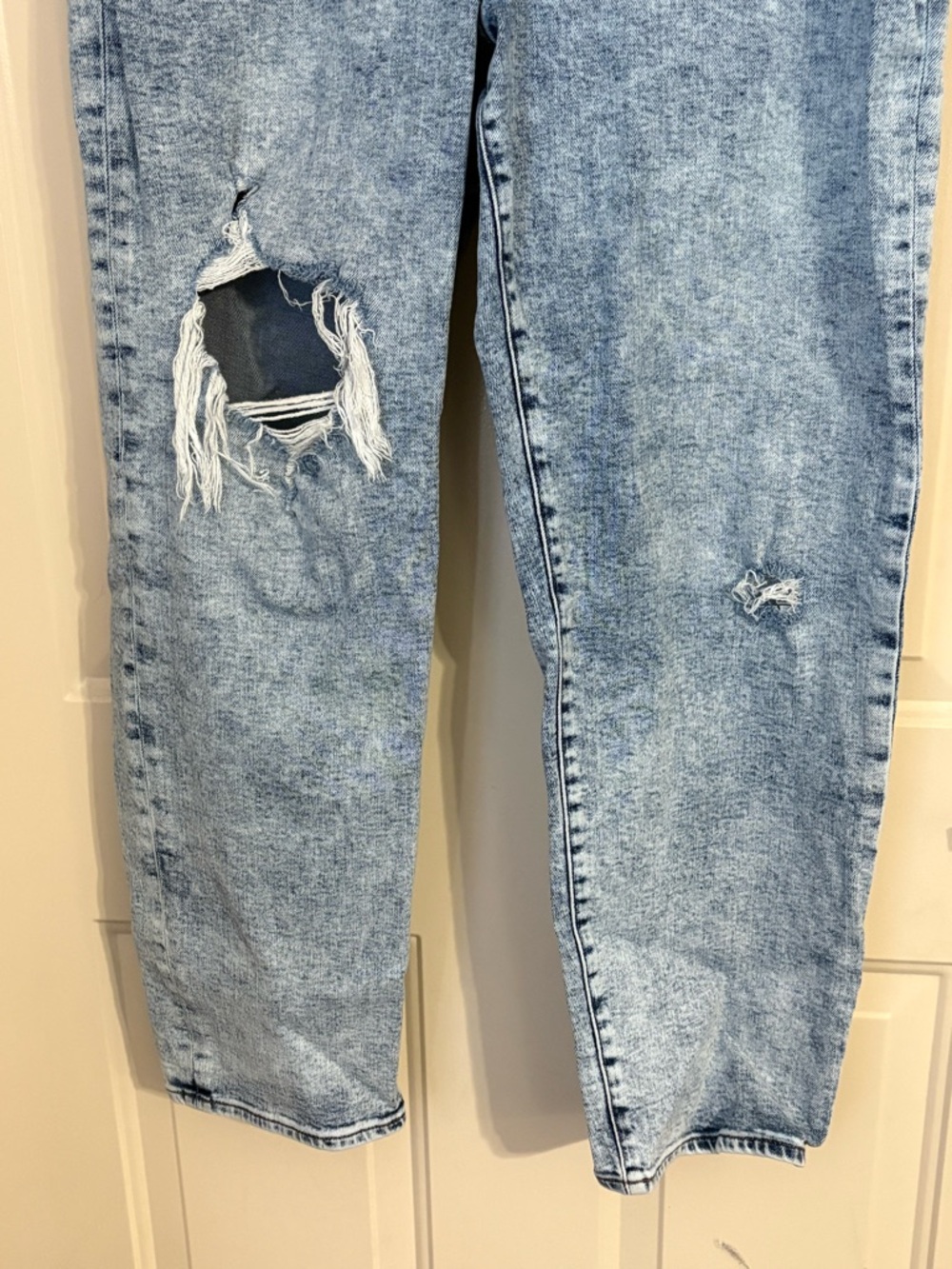 Express Light Blue Distressed Women’s Jeans - Picture 4 of 9